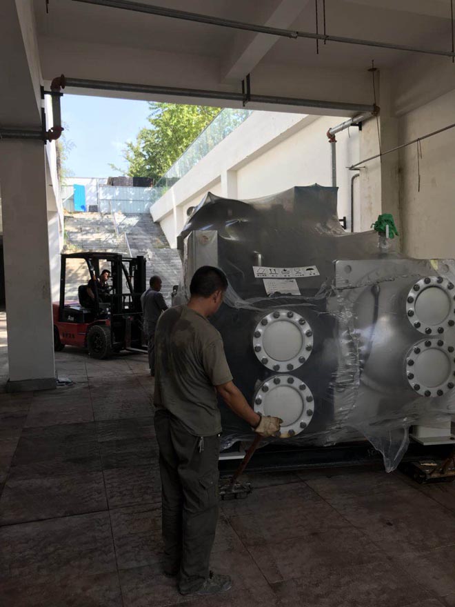 永新國際冷水機組設備搬運安裝施工現場