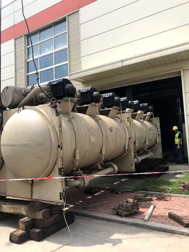 董家口港雙星工廠內海爾大型機組設備搬運，就位現場