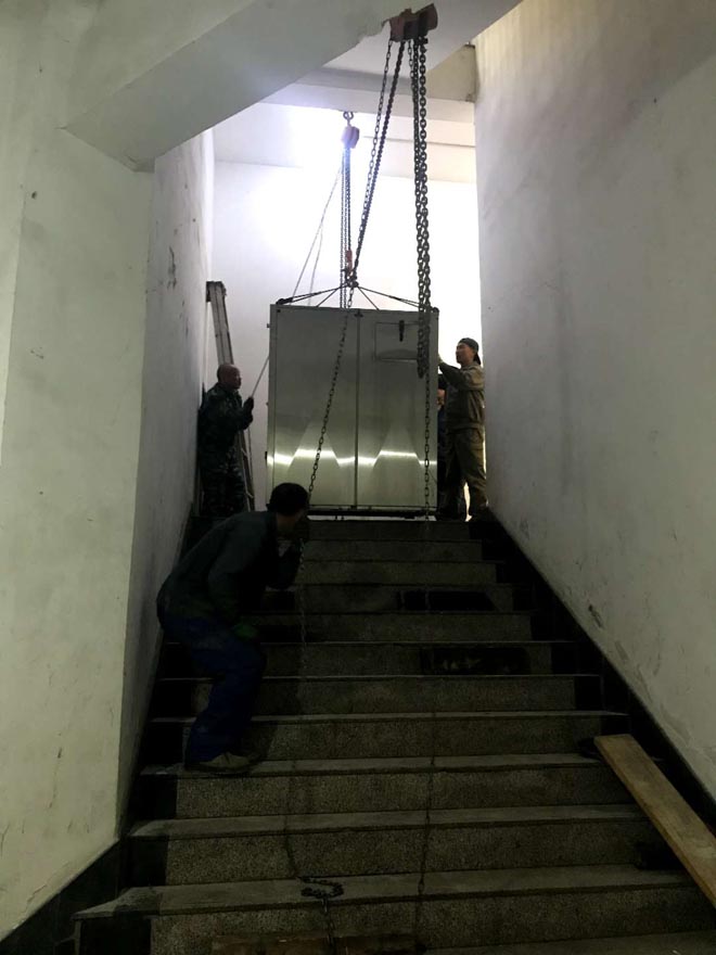 干洗機設備人工搬運爬樓梯