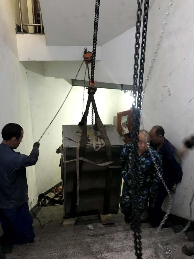 干洗機設備人工搬運爬樓梯