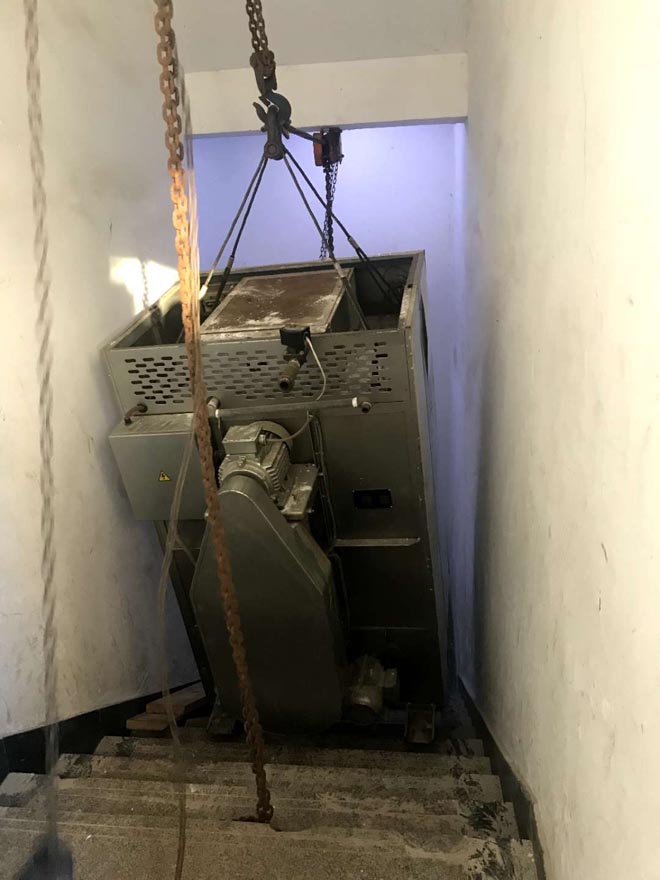 干洗機設備人工搬運爬樓梯