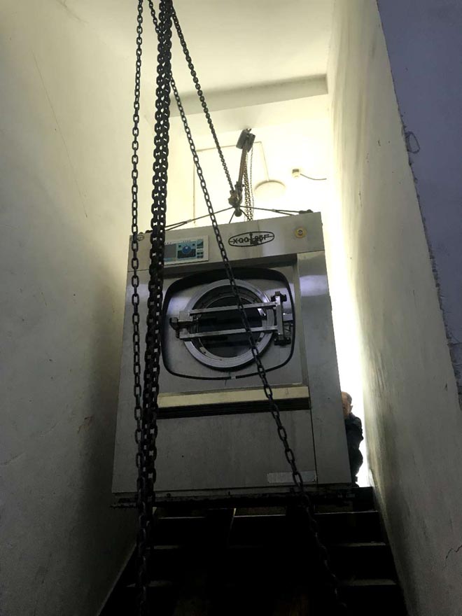 干洗機設備人工搬運爬樓梯