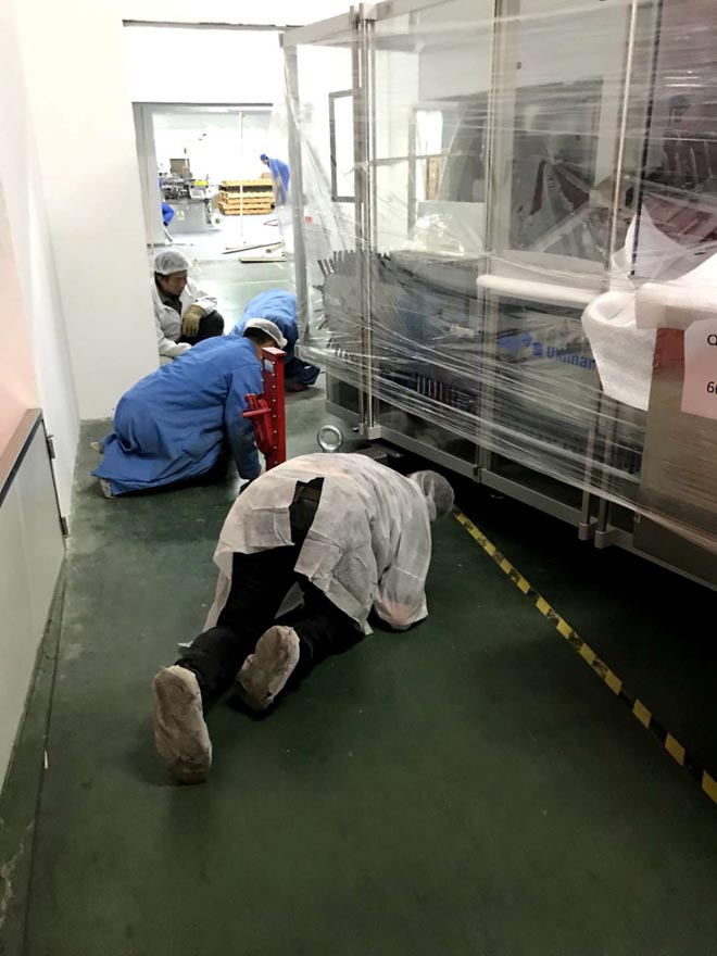 青島黃海制藥進口設備安裝，汽墊搬運現場