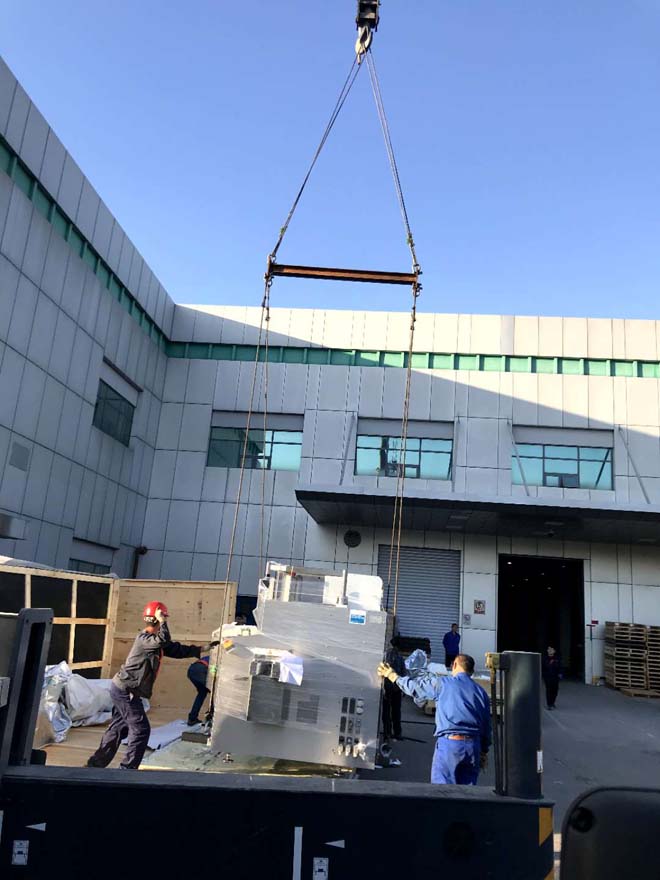 青島黃海制藥進口設備安裝，汽墊搬運現場