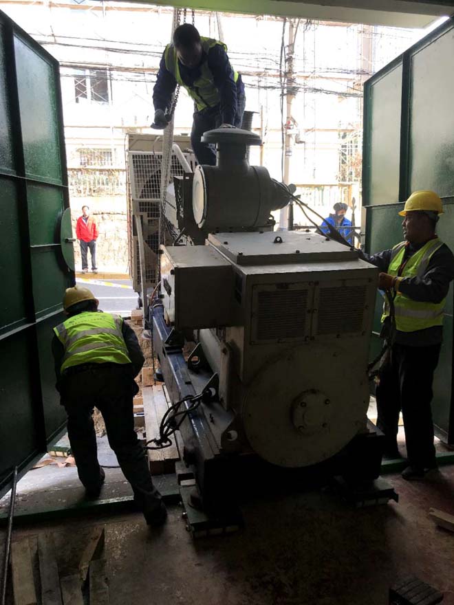 青島鹽城路發電機設備搬運吊裝現場