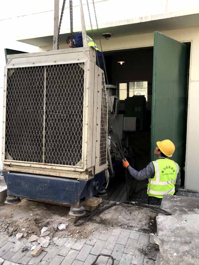 青島鹽城路發電機設備搬運吊裝現場