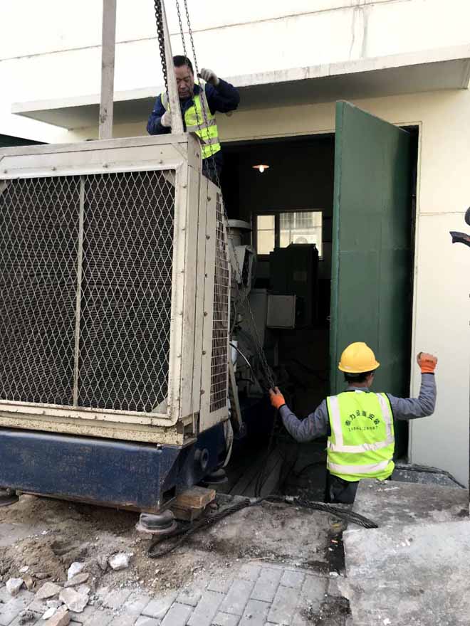 青島鹽城路發電機設備搬運吊裝現場